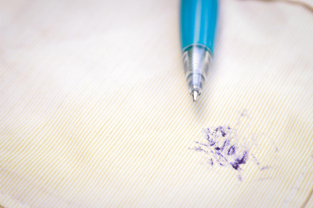 Jak zmyć plamę z długopisu na materiale? Porady